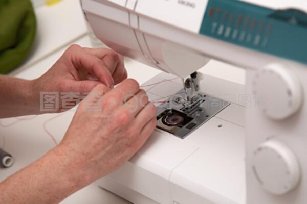 缝纫特写与服装设计的艺术融合