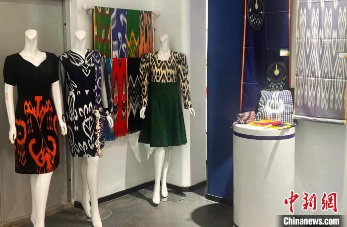 走进中国乡村 新疆创客打造“梦工厂”，传统工艺品“破茧成蝶”焕新服装设计